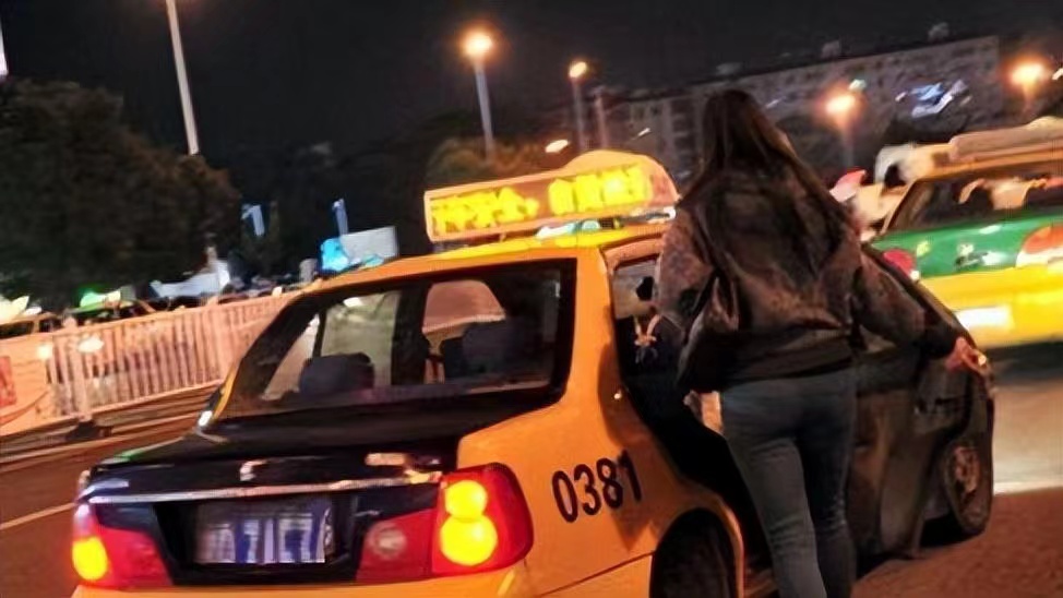 有防范意识是好事！一女子夜里打车全程直播监控司机