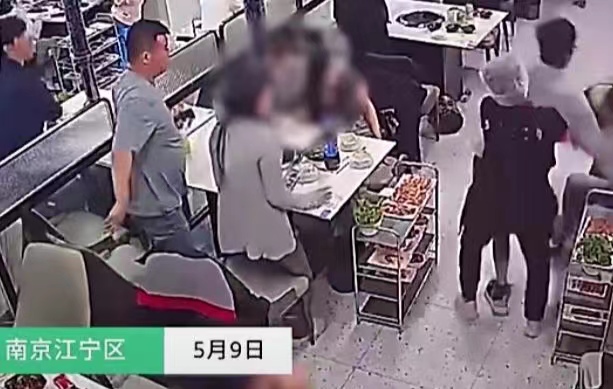 多人轮番骚扰女顾客 店员制止被报复随后双方发生了冲突