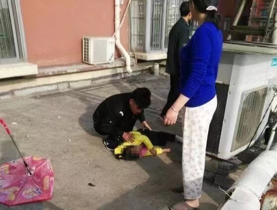 4岁半孩子把雨伞当降落伞从26楼跳下，导致身体多处骨折
