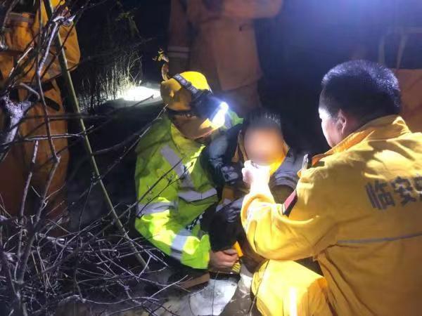 母子赏雪被困找到时2岁娃已失温，警方提醒