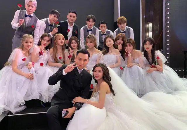3婚3离“韩安冉”四婚收份子钱 继父全程板着脸（2023韩安冉四婚收份子钱）