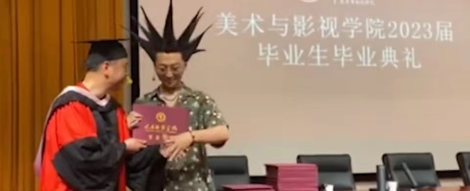 毕业季男子“海胆头”惊艳全场！