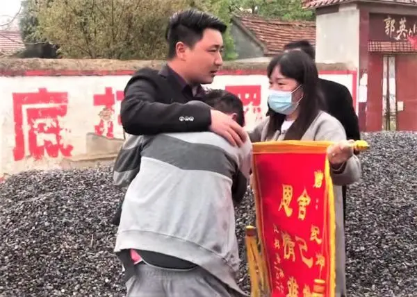 恩义永存！男孩掉入黄河被救，家长抬羊登门拜谢