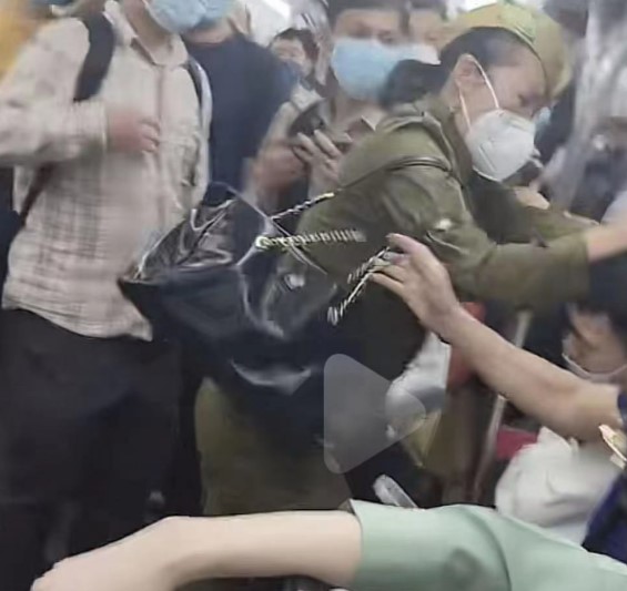 广东地铁一女子挥拳攻击小伙，“男人不能坐着”引发关注（2023地铁纠纷）